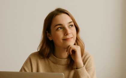 👉 "Femme pensive devant un ordinateur, en quête de motivation personnelle pour avancer vers ses objectifs"